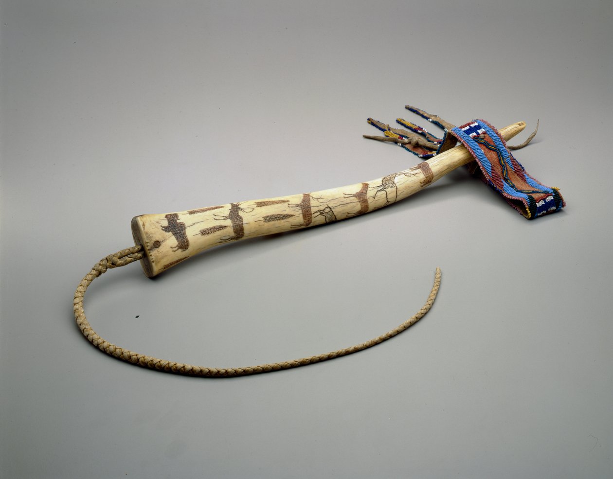Quirt, oyulmuş geyik boynuzu, Osage Nation, c.1875 (kemik) by American School