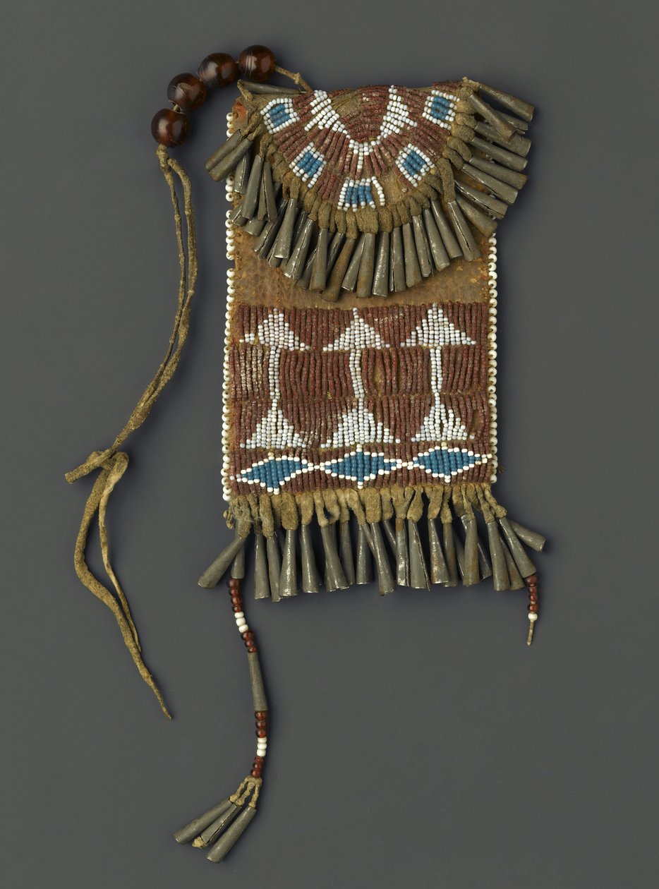 Kadın kemer çantası, muhtemelen Ute veya Kiowa, 1880-90 (hedi, metal, boncuklar ve pigment) by American School