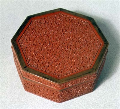 Oymalı kutu (zinober) by Chinese School