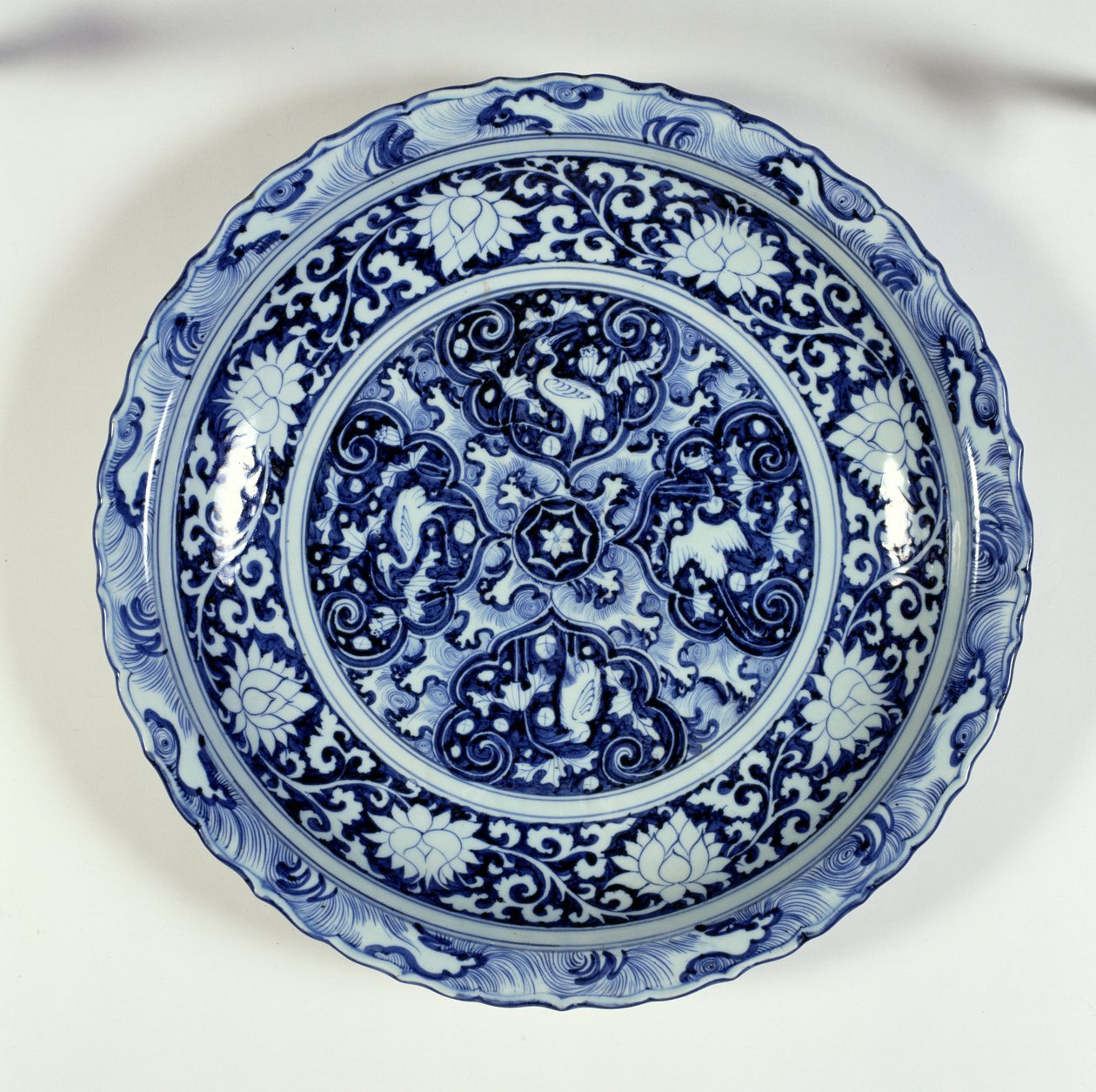 Mavi beyaz süslemeli şarj cihazı, 1325-55 (porselen) by Chinese School