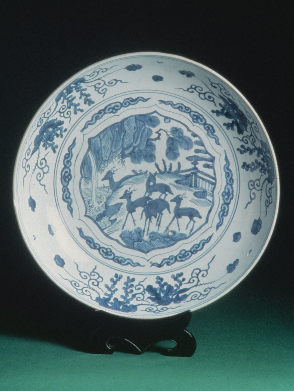 Mavi beyaz süslemeli şarj cihazı, 1550-75 (porselen) by Chinese School