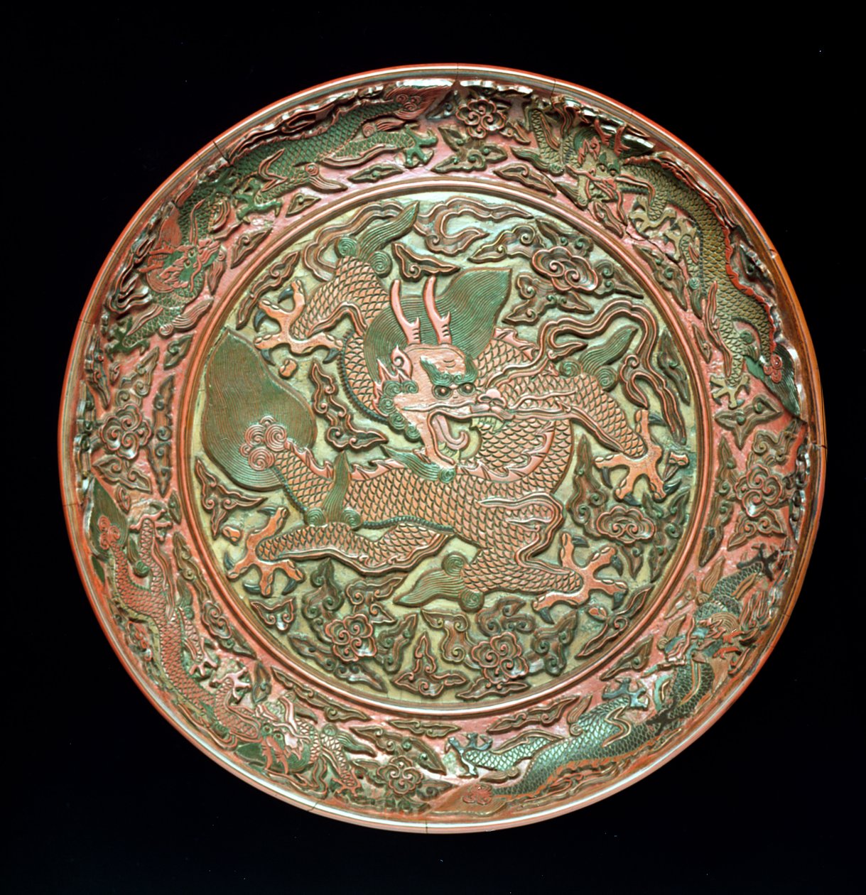 Dokuz ejderha ile süslenmiş dairesel tabak, Ming hanedanı 1403-1644, Jianjing dönemi 1522-66 (oyma cila) by Chinese School
