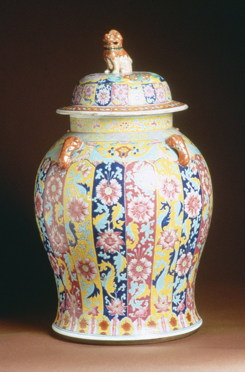 Aile gülü emaye dekorlu kapaklı kavanoz, 1800-50 (porselen) by Chinese School