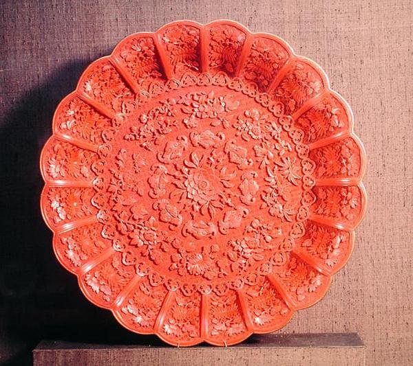 Yuvarlak tabak (oyma kırmızı cila) by Chinese School