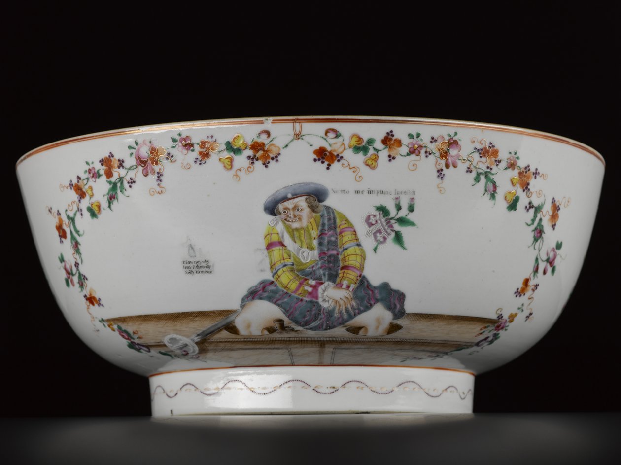 Jakobit karşıtı bir gravürün bir kopyasını gösteren hicivli yumruk kase, Sauneys Mistake, 1785 (porselen) by Chinese School