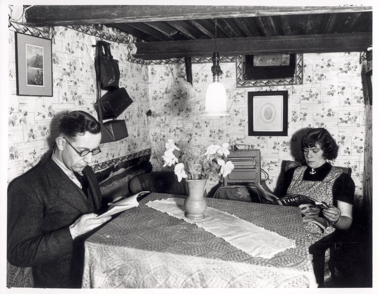 Bir hava saldırısı sığınağında bir çift, 11 Cardigan Avenue, Leeds, 15 Ekim 1940 by English Photographer