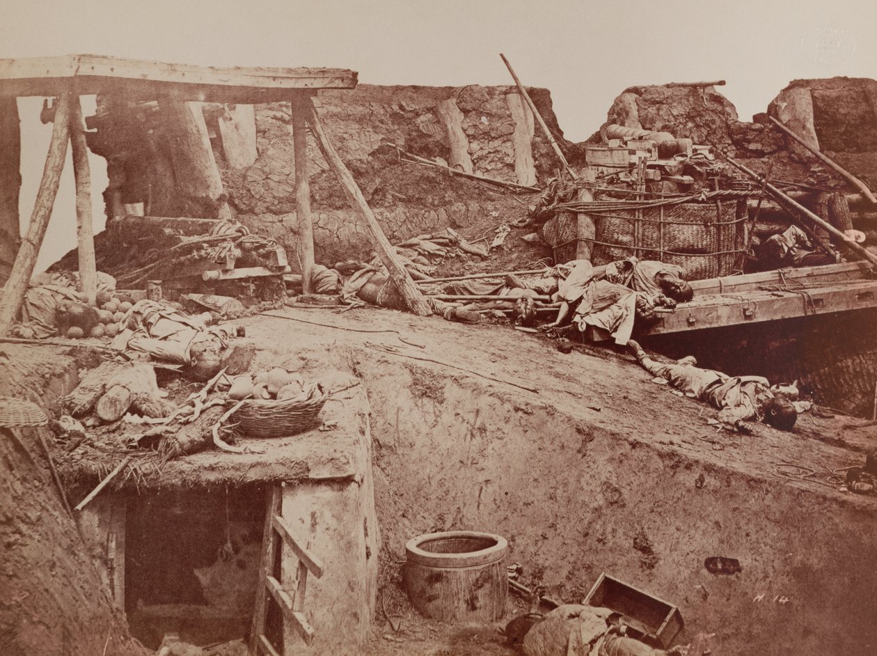 İkinci Çin Savaşı sırasında bir savaştan sonra bir İngiliz-Fransız kalesi, Pekin, 1860 by English Photographer