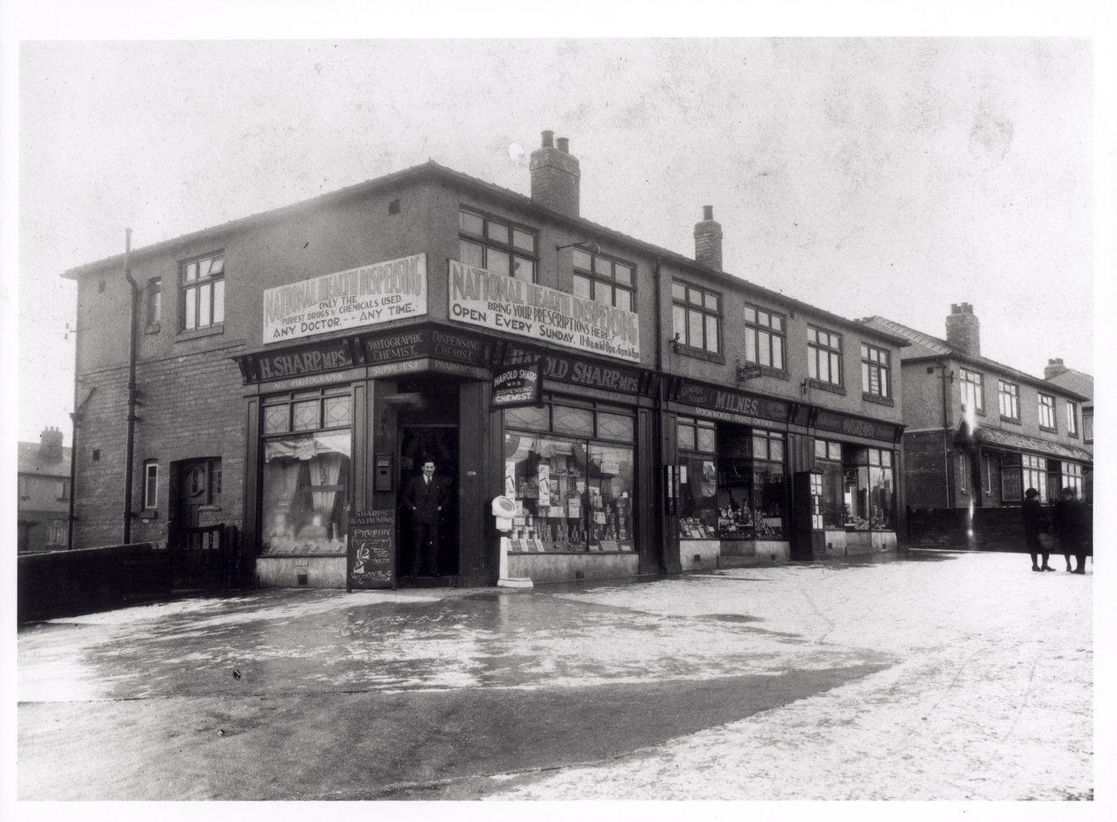 Harold Sharp Ulusal Sağlık Dağıtıcı Kimyager, Rookwood Parade, York Road, Leeds, 1936 by English Photographer