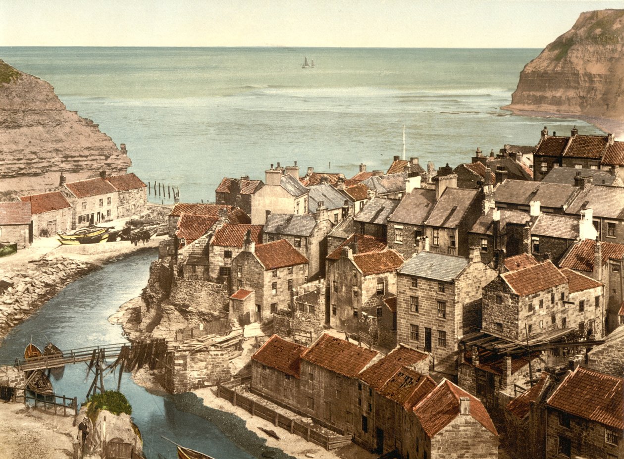 Whitby, Yorlshire, pub yakınlarındaki Staithes Köyü. c.1890 - 1900 (krolitograf) by English Photographer