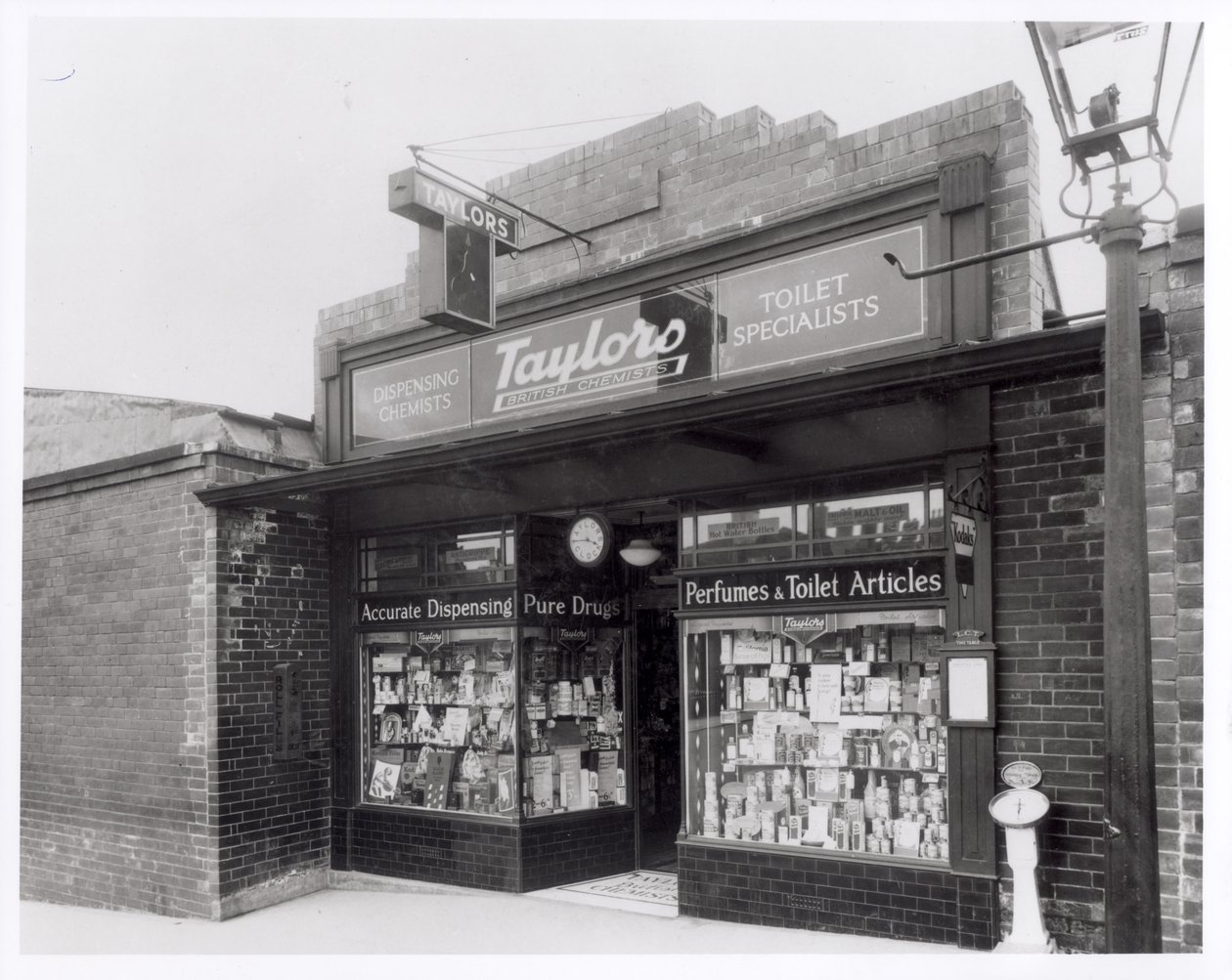 Taylors Kimyagerler, Burley Road, Leeds, 20 Nisan 1936 by English Photographer