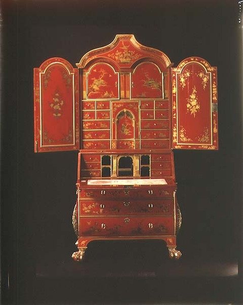 Açık kapılara sahip büro kitaplığı, İngilizce, c.1700 (kırmızı japonya) by English School