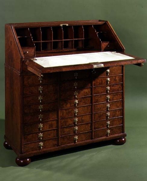 Küçük çekmeceli büro, açıldı, c.1710 (ceviz) by English School