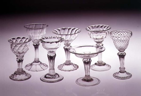 Ayaklı şekerleme bardakları koleksiyonu, soldan sağa: kapitone oje kase, 1740; çift oje kase, 1730; silezya saplı havşalı çift oje kase, 1730; silezya saplı fincan tabağı, 1740; çift by English School