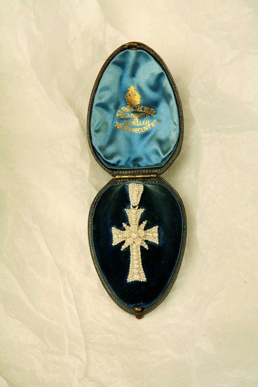 Deri kutuda haç şeklinde kolye, c.1855-80 (sedef çerçeve üzerinde tohum incileri) (ayrıca bkz. 343599) by English School