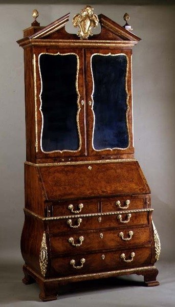 Bombe kenarlı ve ormolu montajlı George I büro kitaplığı, c.1720 (paket yaldızlı ceviz) by English School