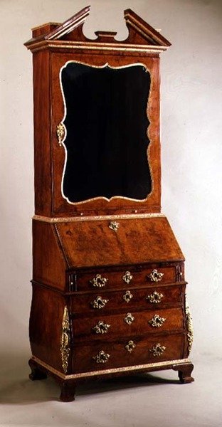 Bombe kenarlı George I büro kitaplığı, c.1720 (ceviz ve koli yaldızlı) by English School