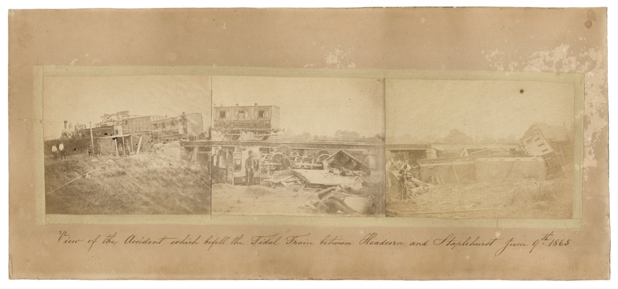 Staplehurst tren kazasının montajı, 1865 (bir kart arka panosuna birlikte monte edilmiş üç sepya tonlu fotoğraf) by English School