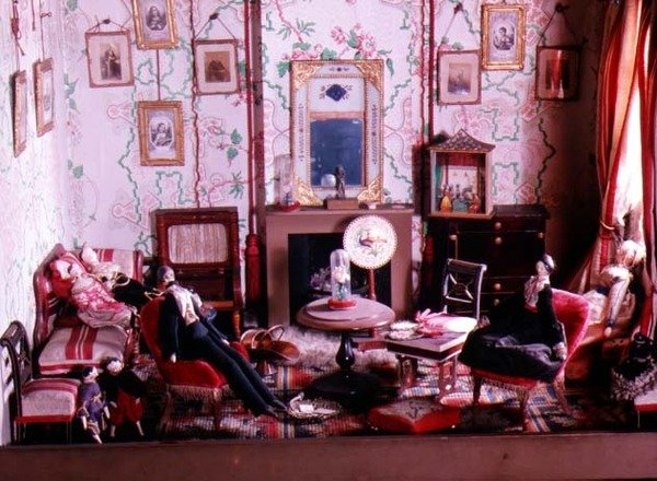 Viktorya dönemine ait bir oyuncak bebek evinden salon by English School
