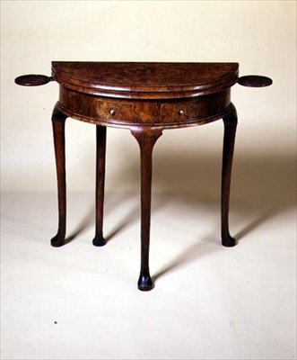 Pad ayaklı Queen Anne kart masası, 1710 (ceviz) by English School