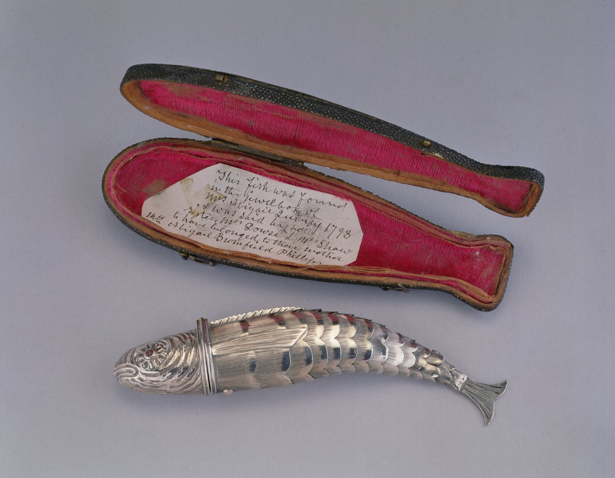 Balık şeklinde dikiş takımı, 1765-90 (gümüş) by English School