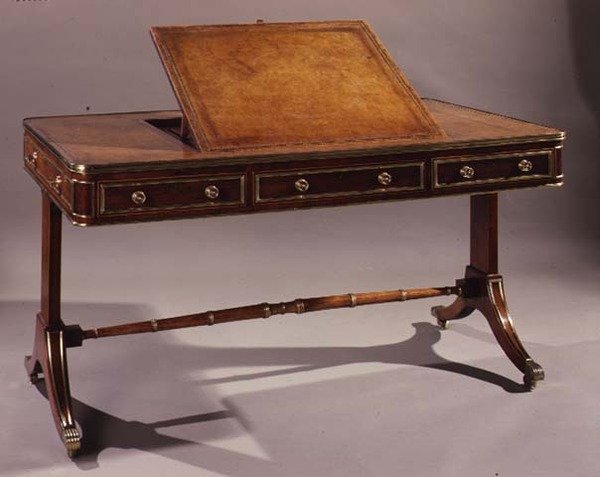 Dizlerde deniz kabuğu oymalı yan sehpa, c.1715 (ceviz) by English School