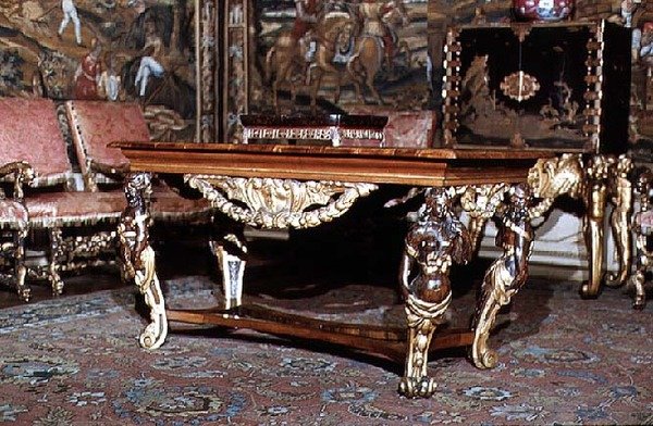 Özenle oyulmuş ayaklı masa, c.1675 (ceviz ve çam) by English School