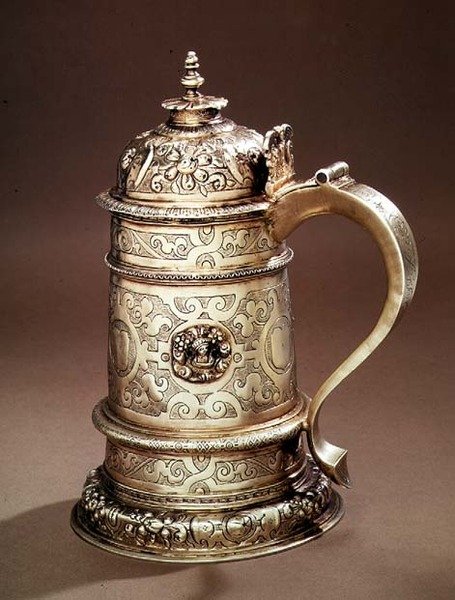Tankard, I.R. bir kalkanın altında dört yapraklı, 1602 (gümüş) by English School