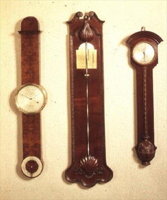 Üç barometre: sol: maun, Chippendale stili; merkez: Kabuk motifli Chippendale; sağda: çapak porsuk, Barnsley