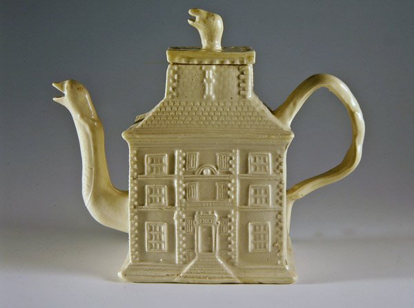 Ev şeklinde beyaz çaydanlık, yaklaşık 1750 (seramik) by English School