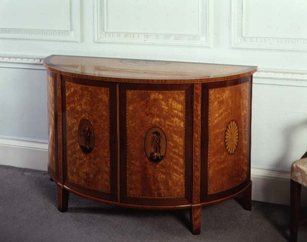 Workington komodin, Gillows of Lancashire, 1785 (saten ağacı) tarafından sağlandı by English School