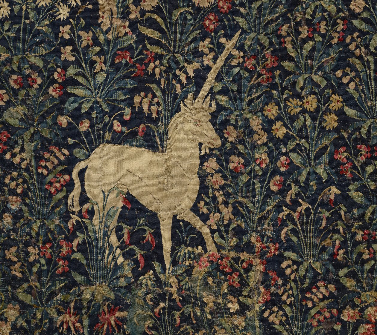 Hayvanlarla alegorik Millefleurs goblen, 1530–45 (yün ve ipek) by Flemish School