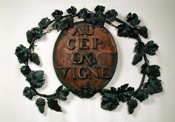 Au Cep du Vigne, şarap tüccarları tabelası (bakır ve demir) by French School