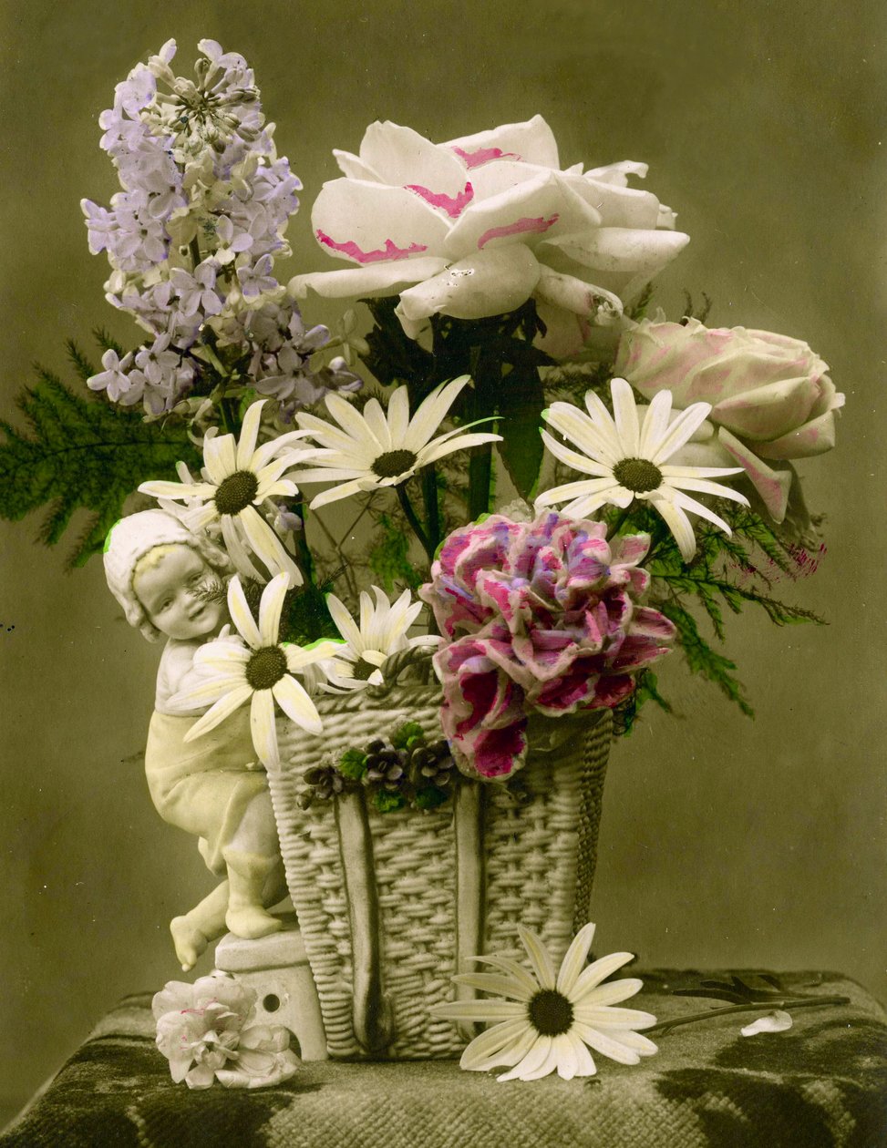 Çiçek sepeti c.1898 (el ile renklendirilmiş fotoğraf) by French School