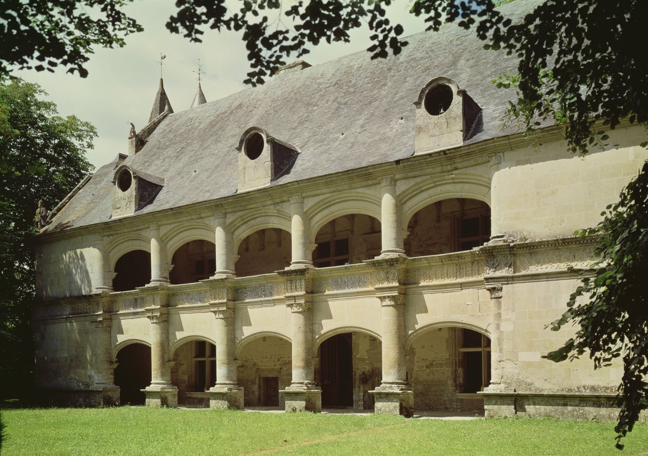 Üst üste iki galeri ile şato cephesinin görünümü by French School
