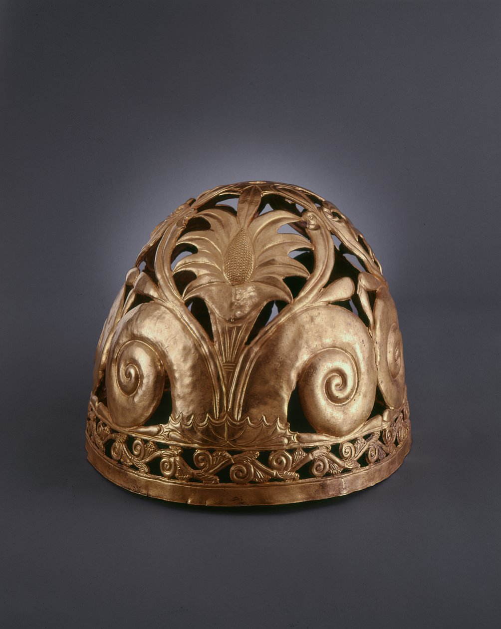 Parşömen, akantus ve çiçeklerle süslenmiş Ajur kask (altın) by Greek School