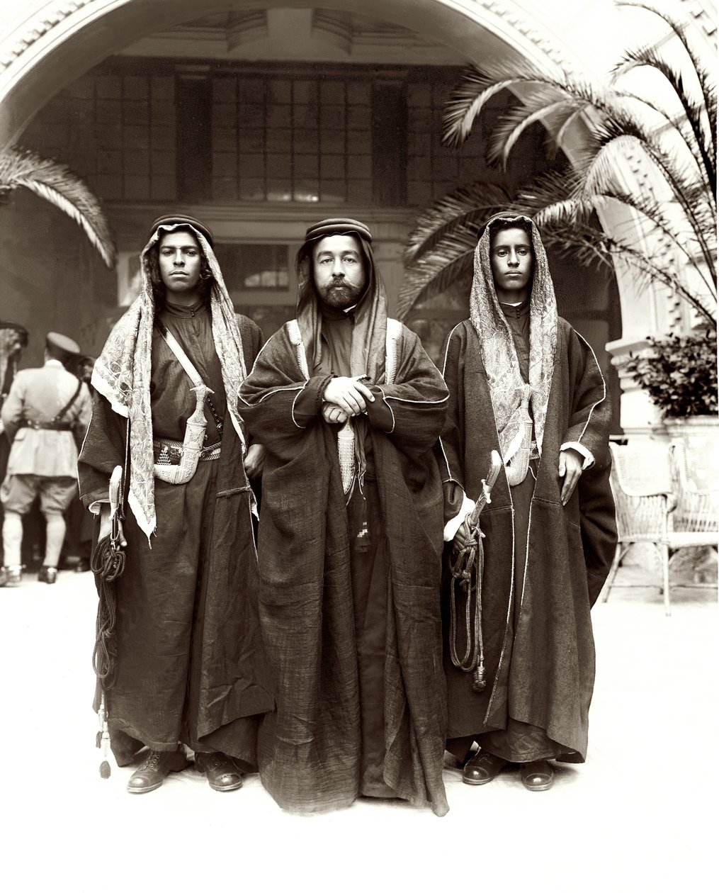Şerif Abdullah (ortada), Otaibeh Kabilesinden Şeyh Jwayber el-Otaiby (sağda) ile, 1921 by A. Reid