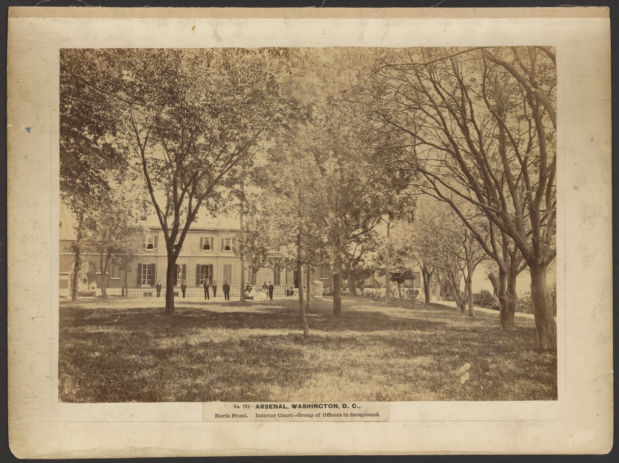 No. 242. Arsenal, Washington, D.C., Kuzey Cephe. İç Avlu. Ön planda bir grup subay. by A.J. Russell