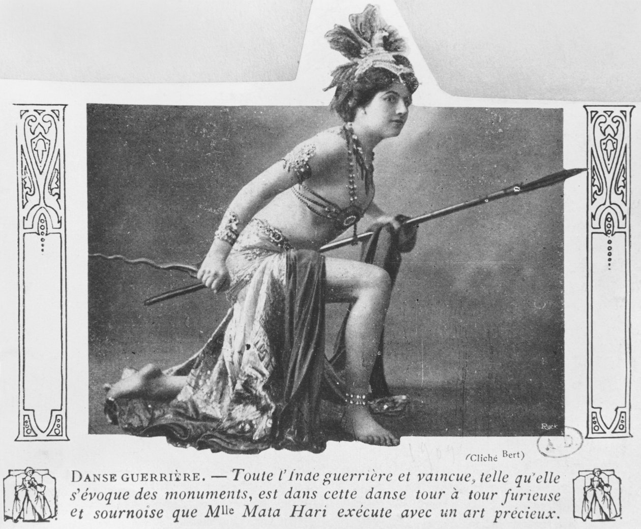 Mata Hari bir savaş dansında, 20. yüzyılın başlarında by A. Bert