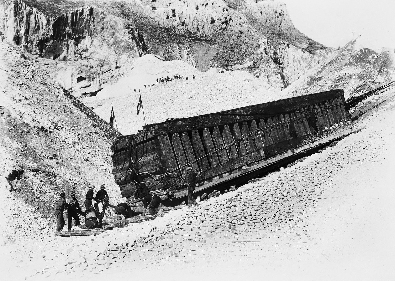 Apuan Alpleri (Carrara). Taş ocaklarında kızaklarda taşınan monolitler (s/b fotoğraf) by A. Corsini
