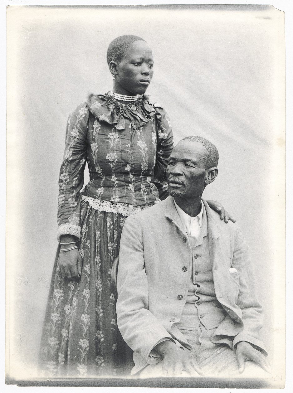 Khama ve karısı, c.1910 (platin baskı) by A. E. Hargreave
