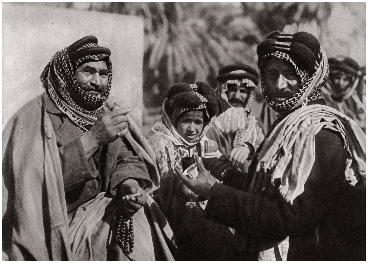 Ünlü Arap kahvesinin tadını çıkaran bir şeyh, Irak, 1925 by A. Kerim