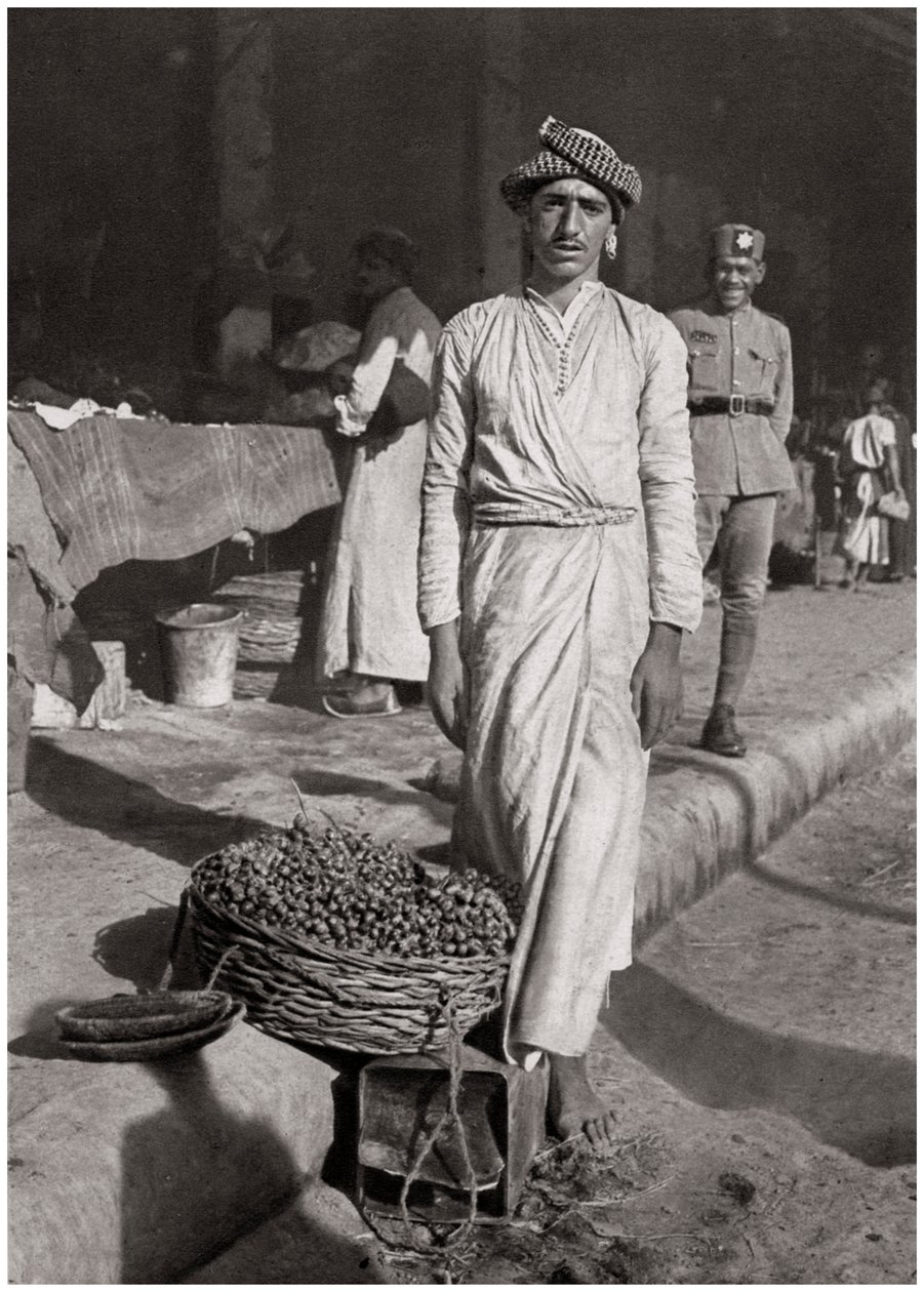 Çok az kazanç getiren küçük bir ticaret, Irak, 1925. by A. Kerim
