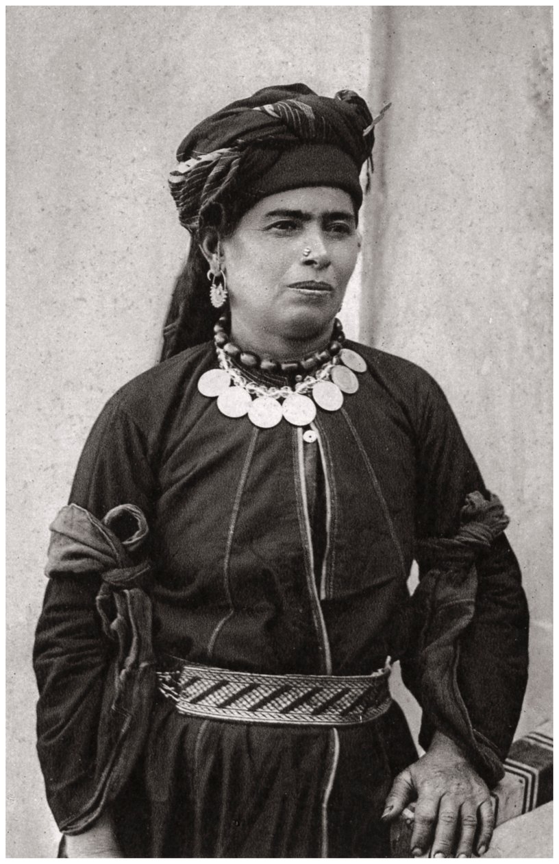 En iyi kostümlü Kürt kadın, Irak, 1925 by A. Kerim