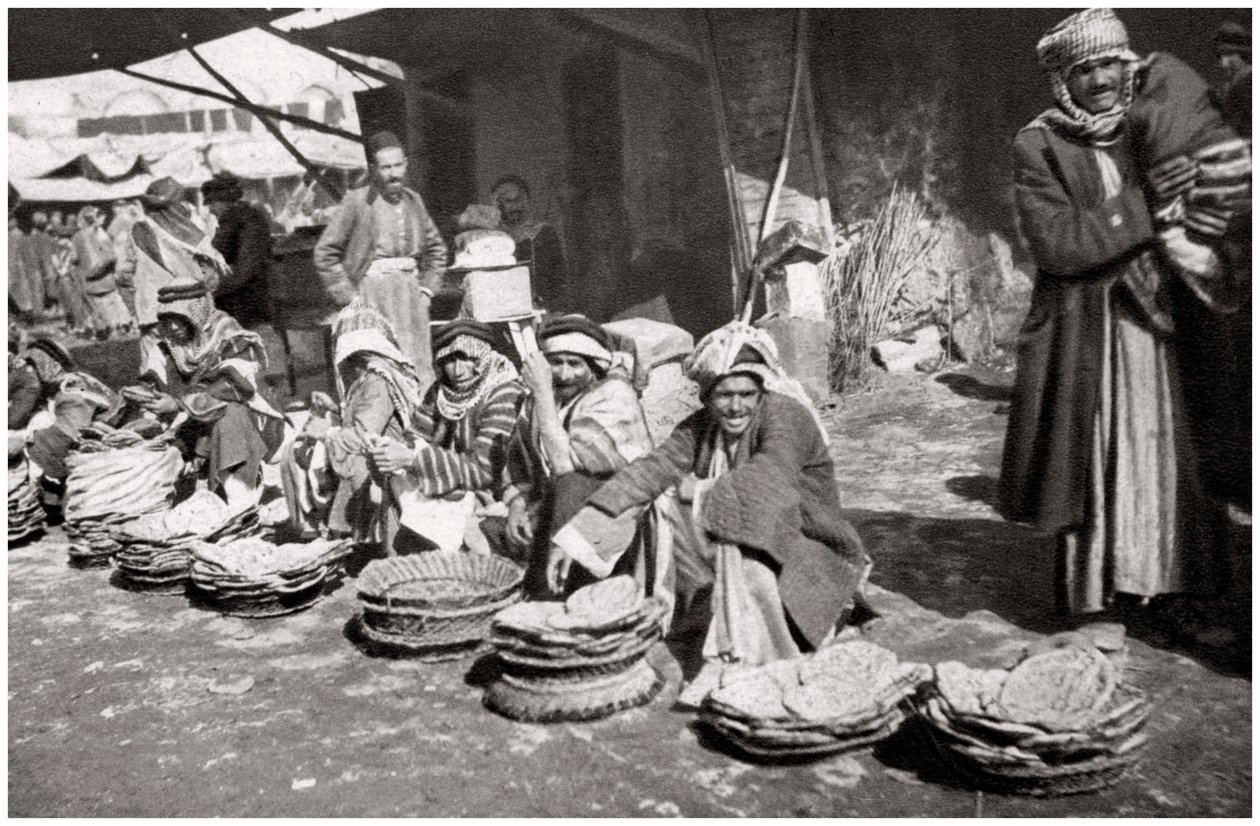 Suq El Khubur, yerel bir ekmek pazarı, Bağdat, Irak, 1925. by A. Kerim