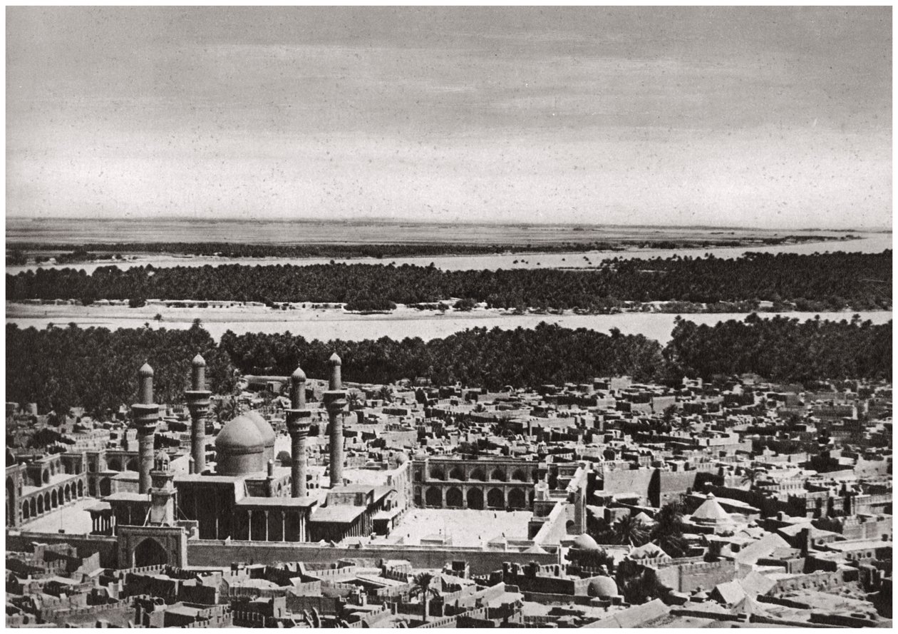 Bağdat yakınlarındaki kutsal şehir olan Kadhimiya, bir uçaktan, Irak, 1925 by A. Kerim