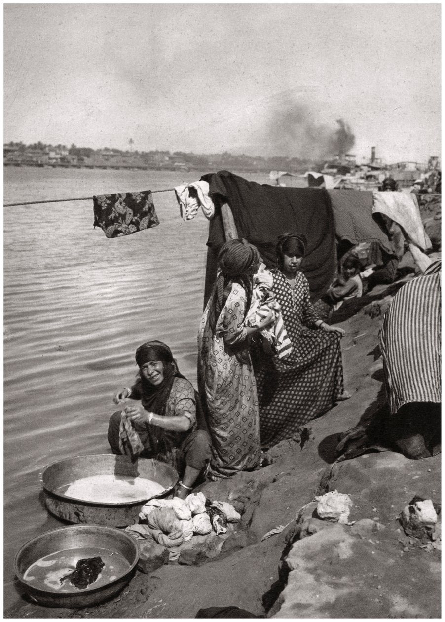 Dicle kıyısında çamaşır yıkayan kadınlar, Bağdat, Irak, 1925 by A. Kerim