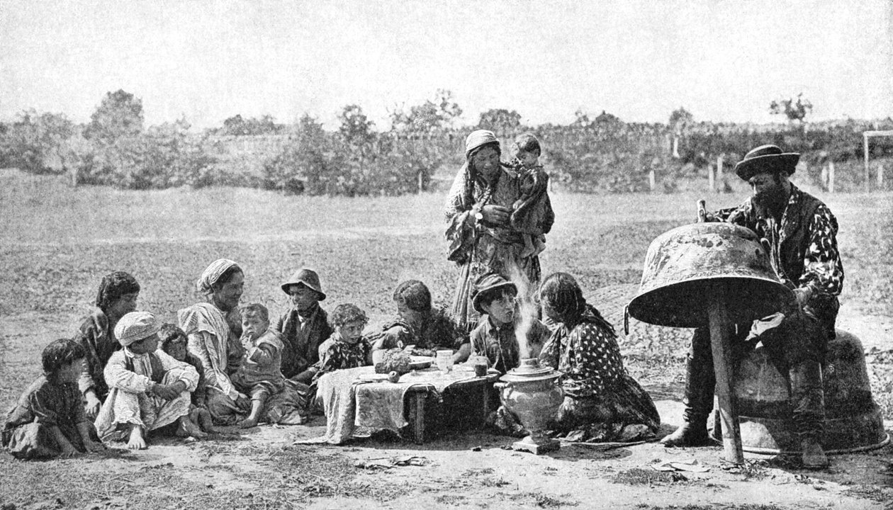Bir aile kazanını tamir eden çingeneler, Macaristan, 1922. by A. W. Cutler