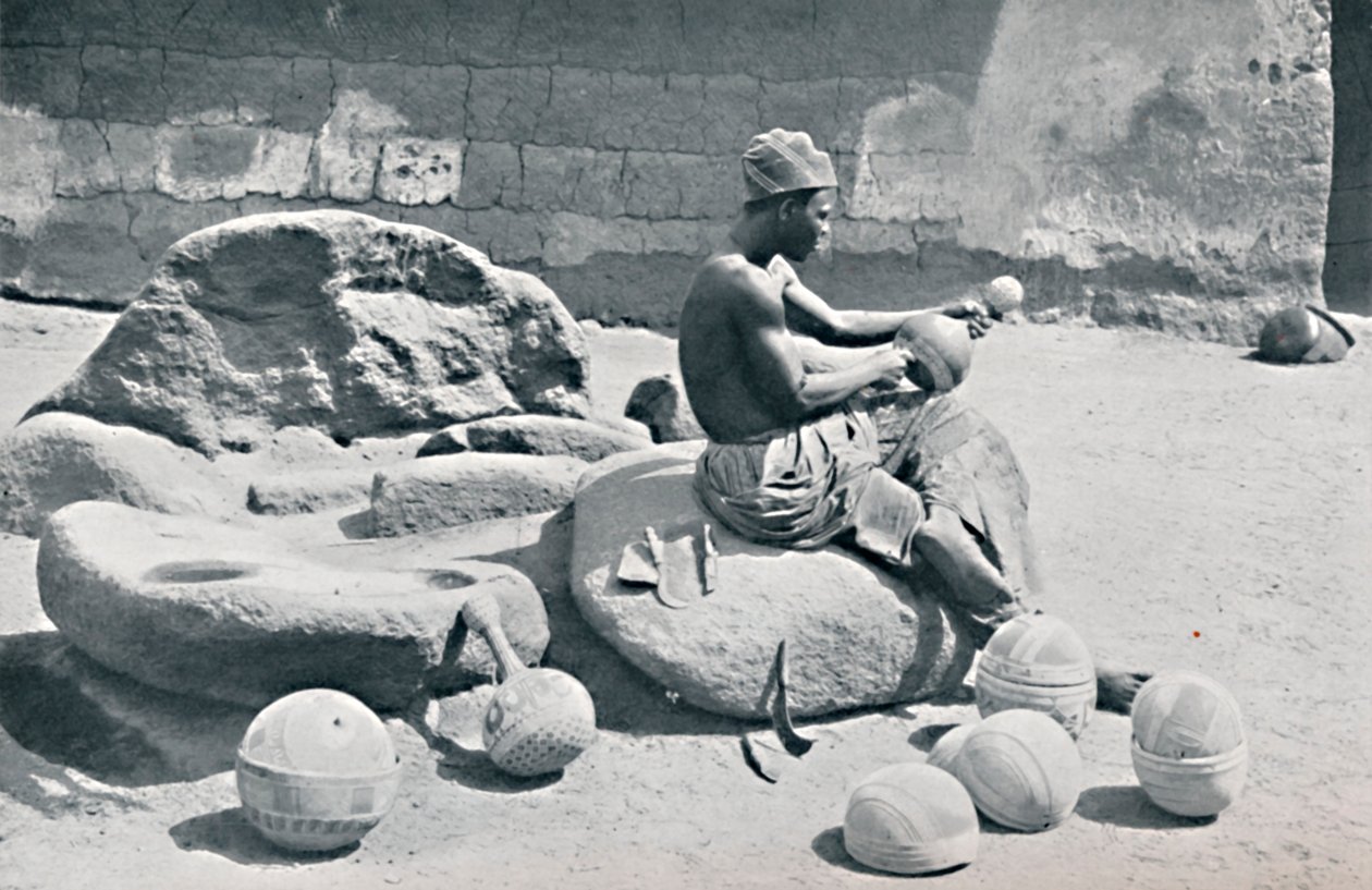 Kil kaseler ve su kavanozları oyma bir Yoruba adam, Lagos hinterlandı, Güney Nijerya, 1912 by A. W. Gelston