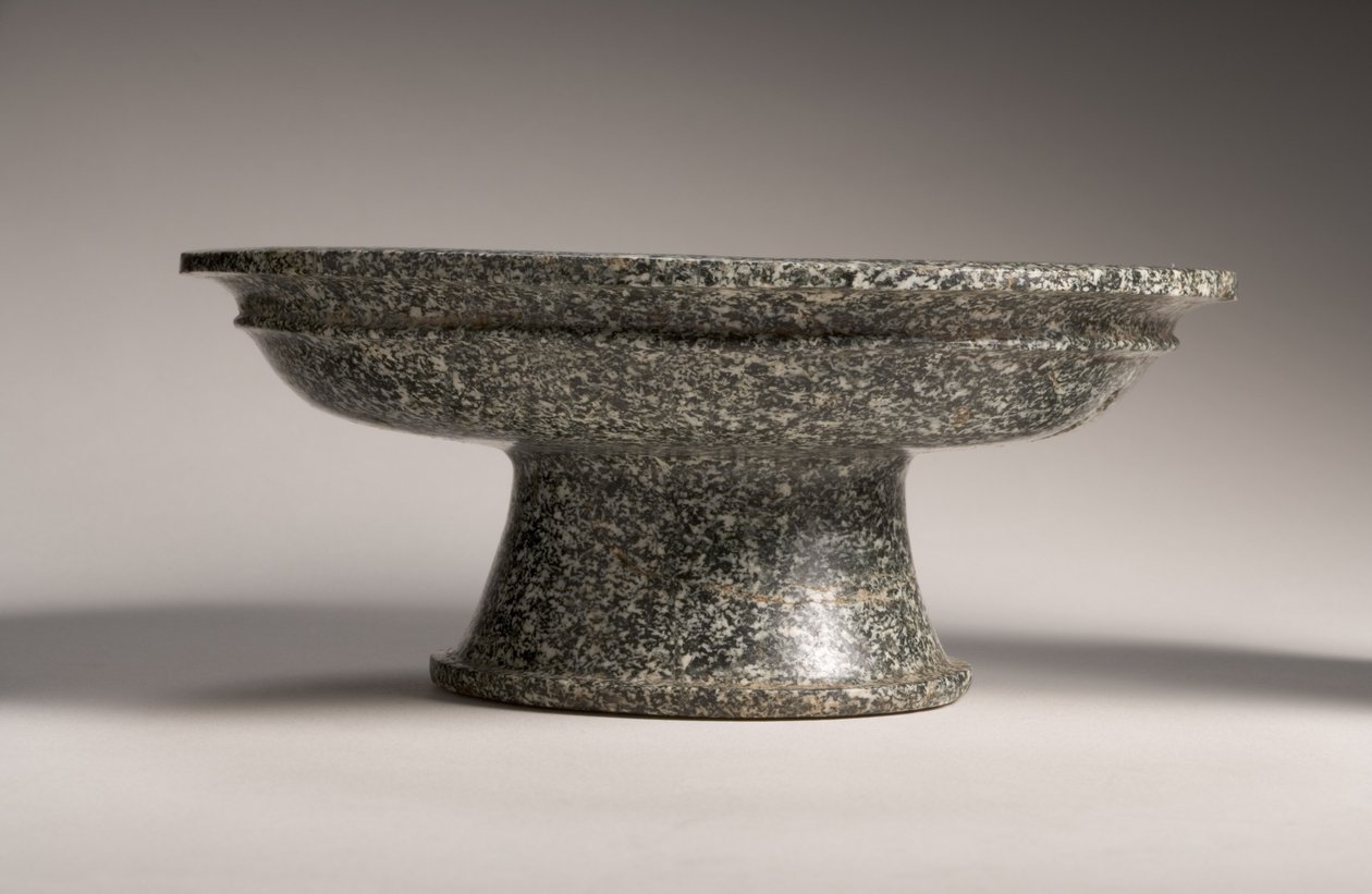 Ayaklı kase, MÖ erken 5. yy (granodiyorit) (ayrıca bkz. 247954) by Achaemenid