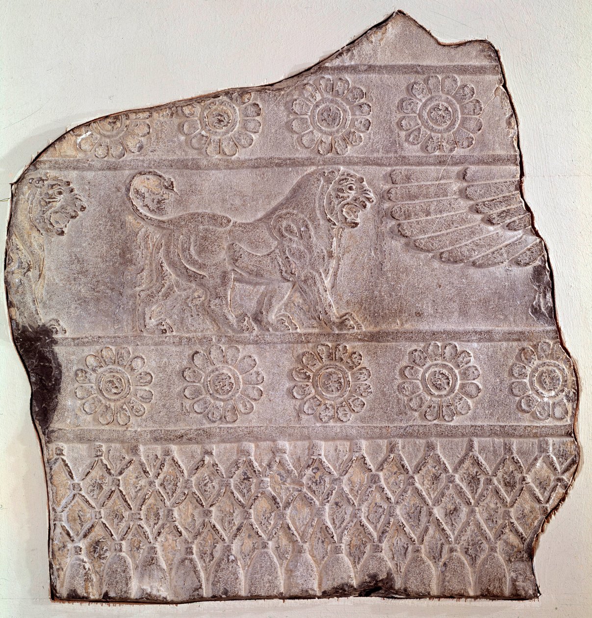 Yürüyen bir aslanı temsil eden alçak kabartma parçası. Persepolis (İran) Epoque Routenide